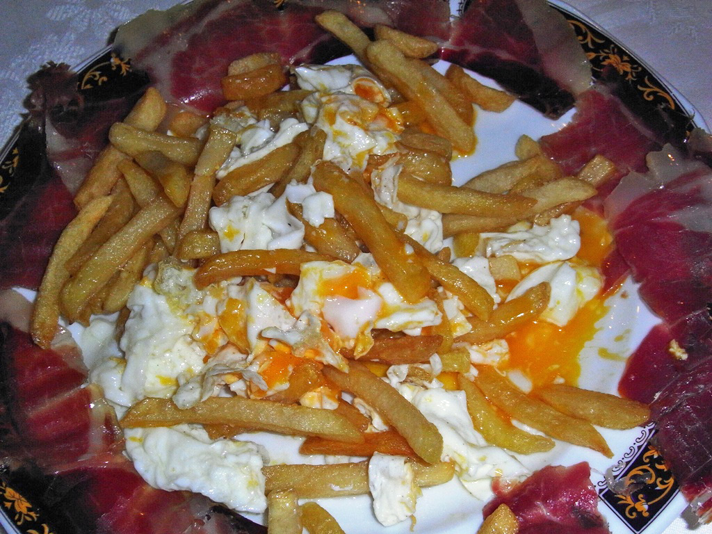 Huevos rotos con jamón